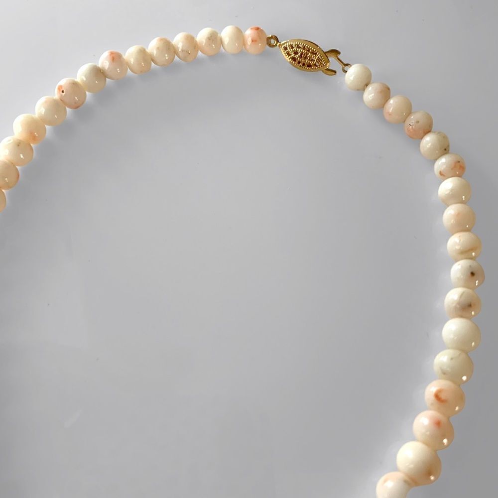 Vintage White Coral Angel Skin Graduated Bead Necklace - Picture 6 of 8
